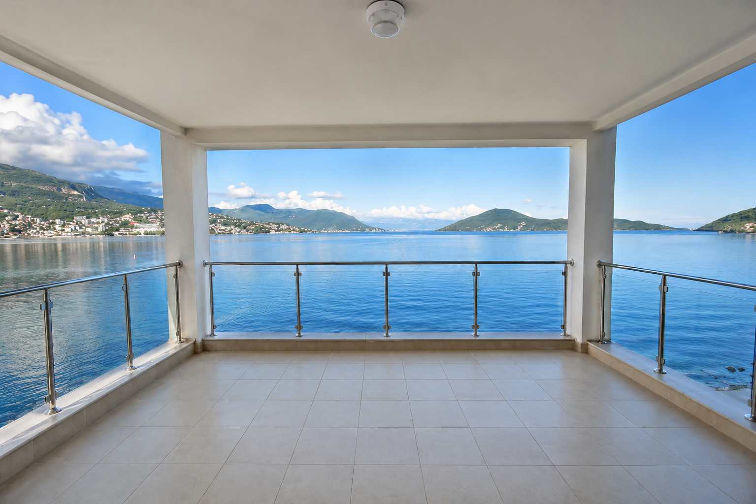 Panoramski pogled na more sa natkrivenog balkona u Hotelu Vienna u Igalu